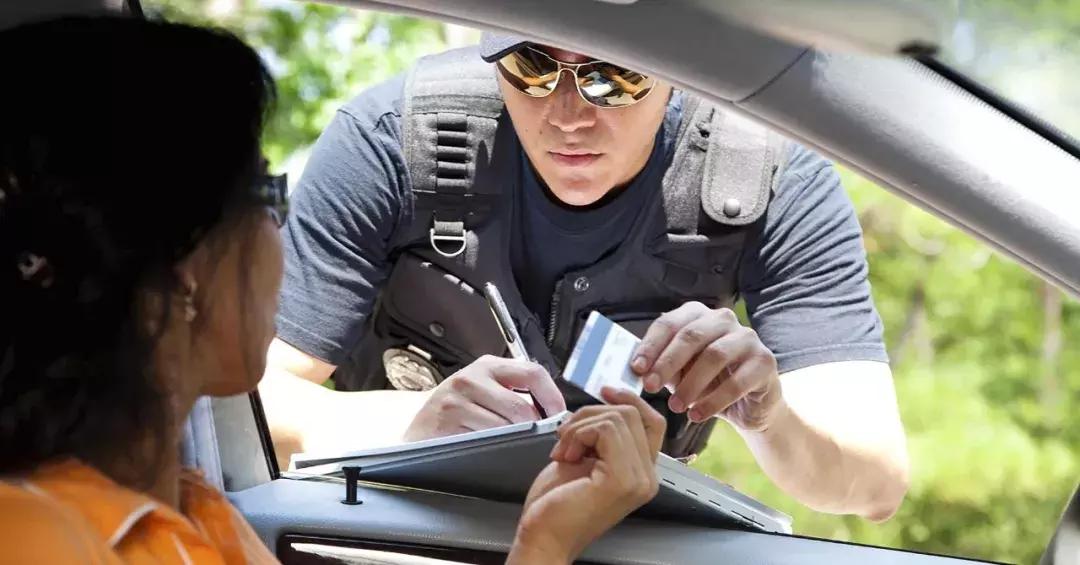 美国华裔帮朋友忙却丢了绿卡！你的人情在违法，污点背终生！