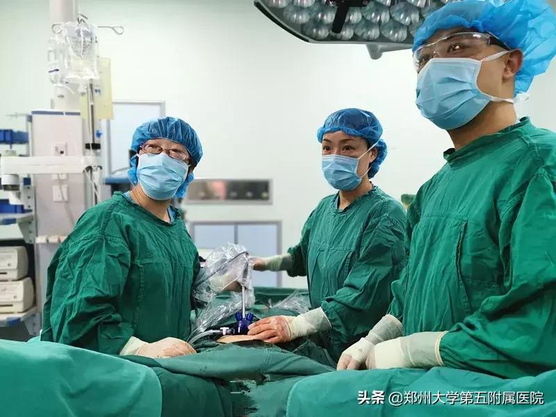 妇产科完成一例经脐单孔腹腔镜下巨大盆腔包块切除术