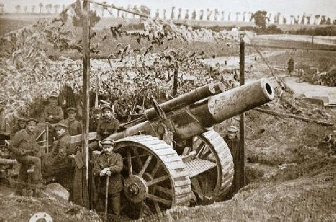 二战德军衣服上的红带子,德军身上挂的圆筒是什么