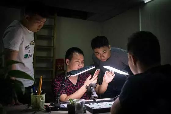 四万主播下瑞丽,百年兴衰“翡翠王国”