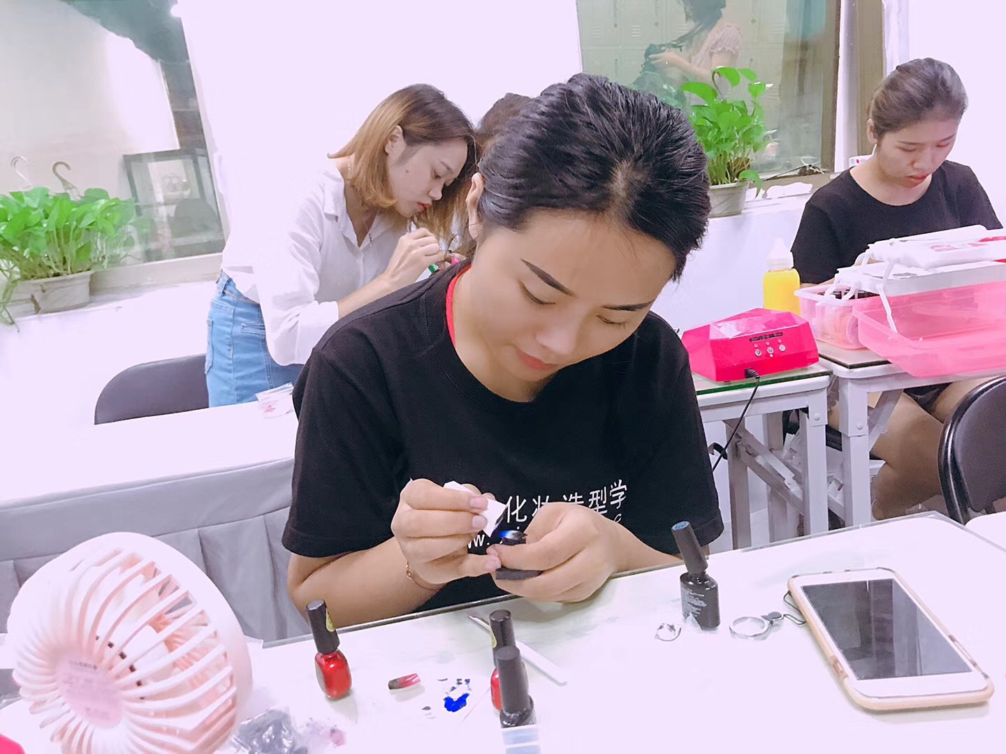 美甲学徒最基础要学什么,学美甲有前途吗学美甲的前景如何