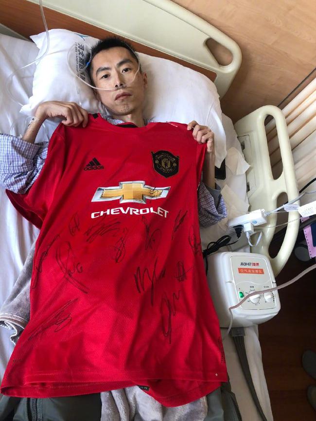 哀悼！中国足坛传来悲痛消息，他把余生献给足球，曼联送上致敬