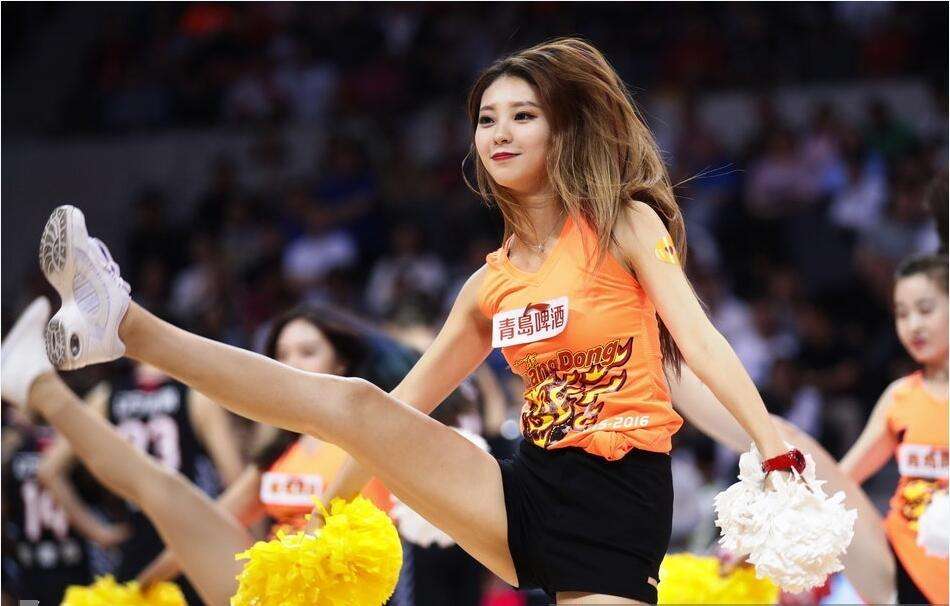 拉拉队长与阿联合影,易建联与拉拉队长合影