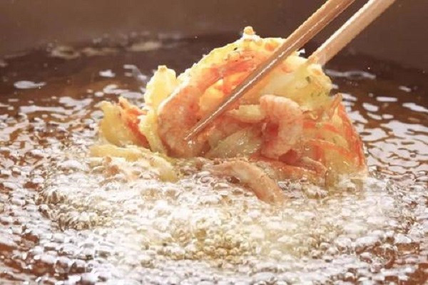 油炸食物里面油太多如何去除,油炸食物后的油怎么处理