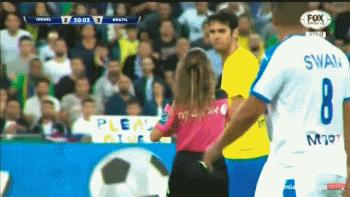 都是帅的错！女裁判赛场1举动罕见：向卡卡出黄牌并强行自拍合影