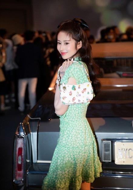 coach大秀杨紫和小男孩合影,coach新款杨紫