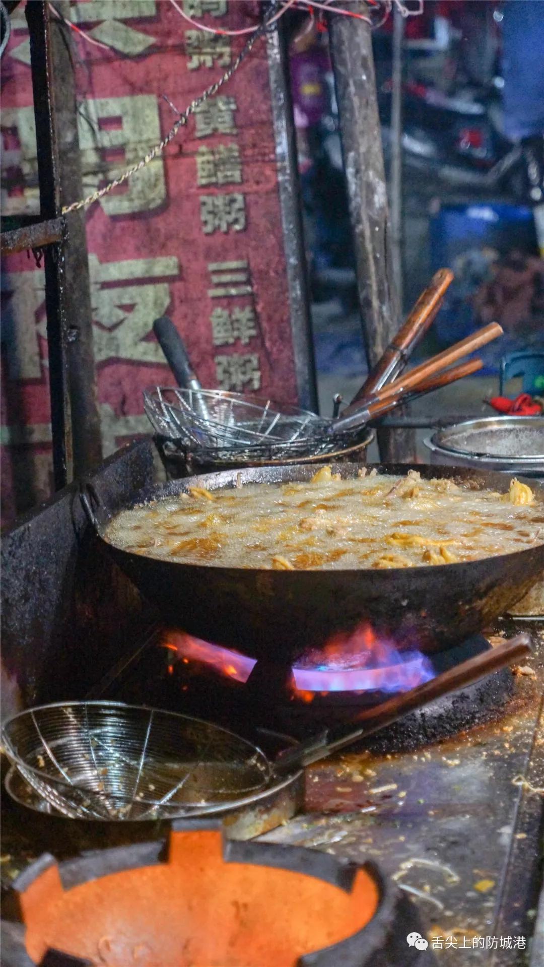 你愿意把夜晚交给谁？是舞台上的高跟鞋，还是大排长龙的宵夜摊