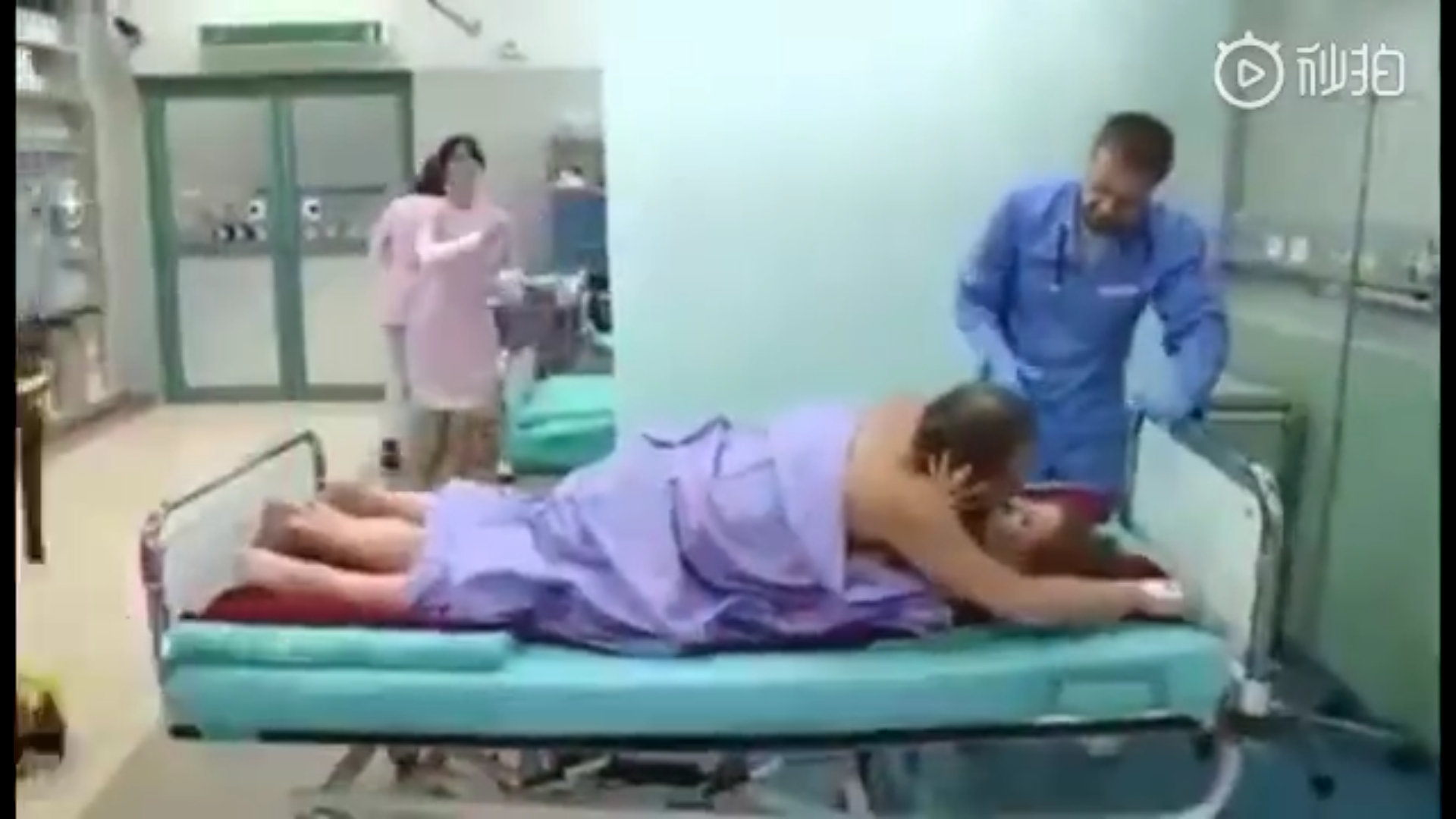 国外一对夫妻亲热后竟无法分开,被紧急送医救治,丈夫全程惨叫