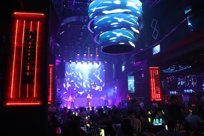 大型超嗨露天酒吧,街区音乐酒吧