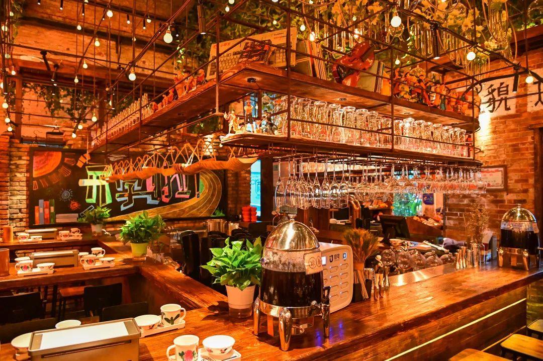 人气爆红的烧烤场，藏在了650㎡的校园课室里