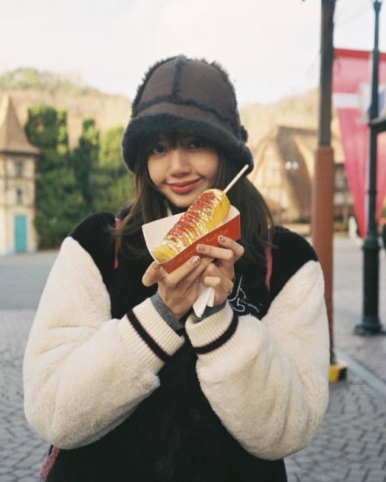 lisa慵懒风t恤加牛仔裤穿搭,lisa机场穿搭大衣牛仔裤