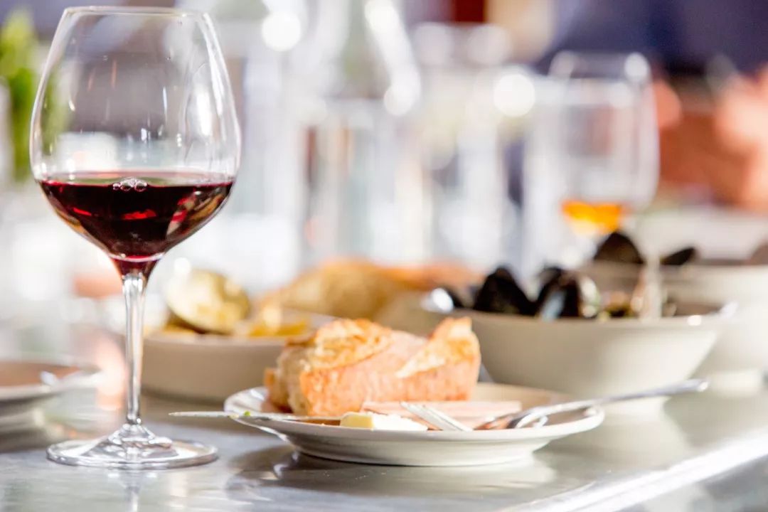 如何正确的描述一款红酒的口感,怎么描述干红葡萄酒