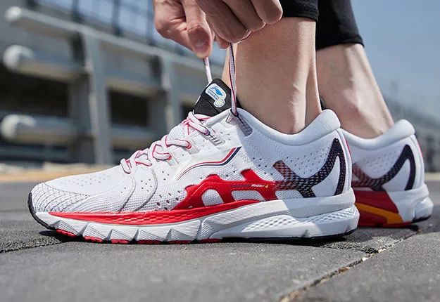 李宁sta联名跑鞋,李宁板鞋新之助