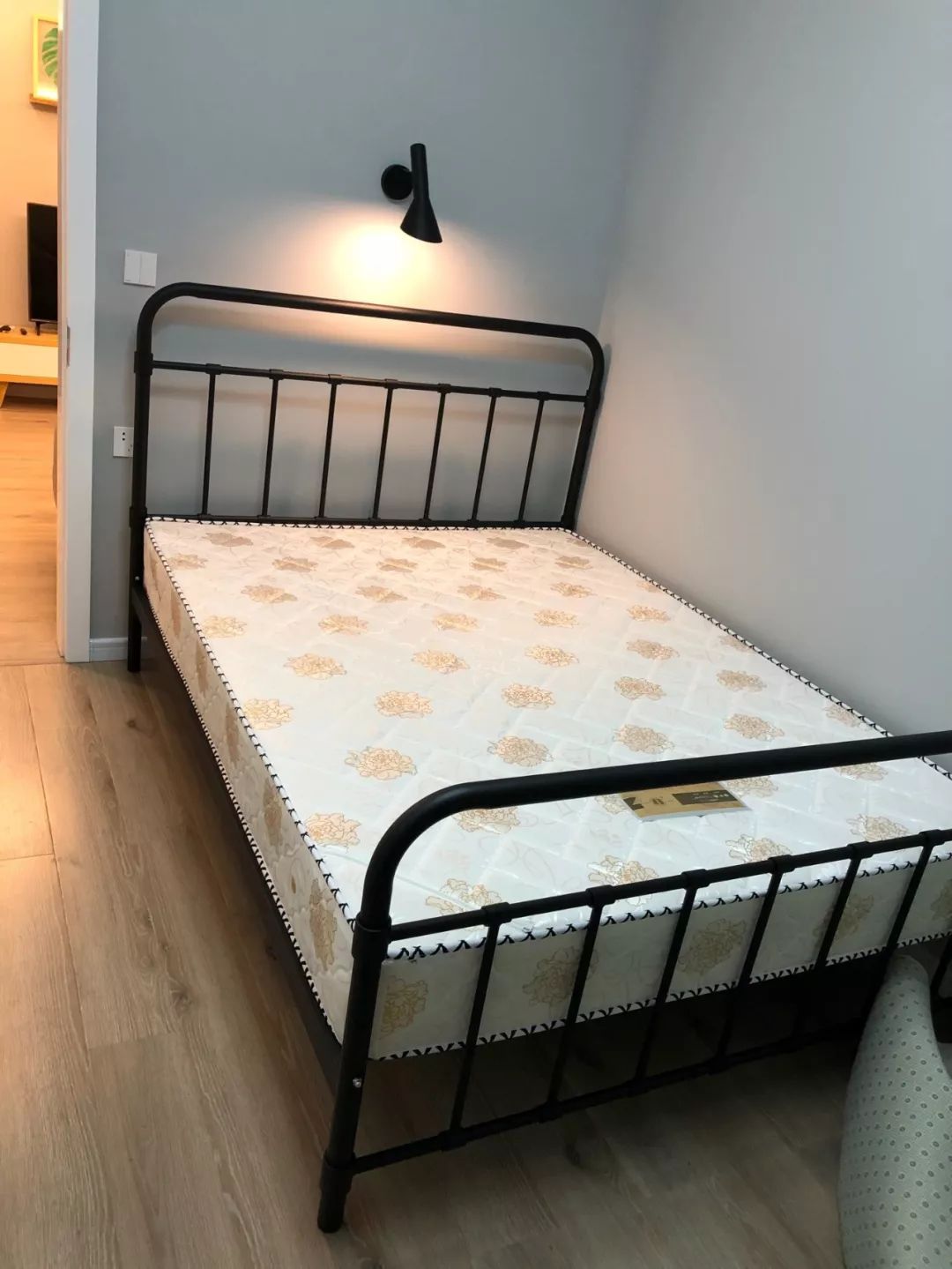 卧室太小床头柜放不下来,卧室床不放床头可以吗