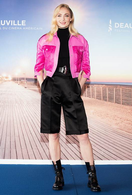 玫红色怎么穿搭不土气,玫红色如何穿好看图片