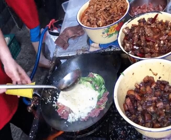 炒饭界的施华洛世奇，一份30元吃饱了再给钱，12辆宝马排队购买！