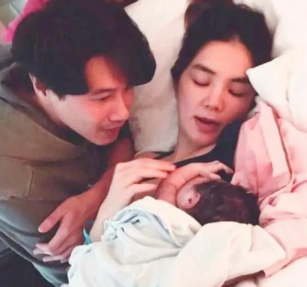 ella水中分娩国外纪实,ella水中分娩男摄影师