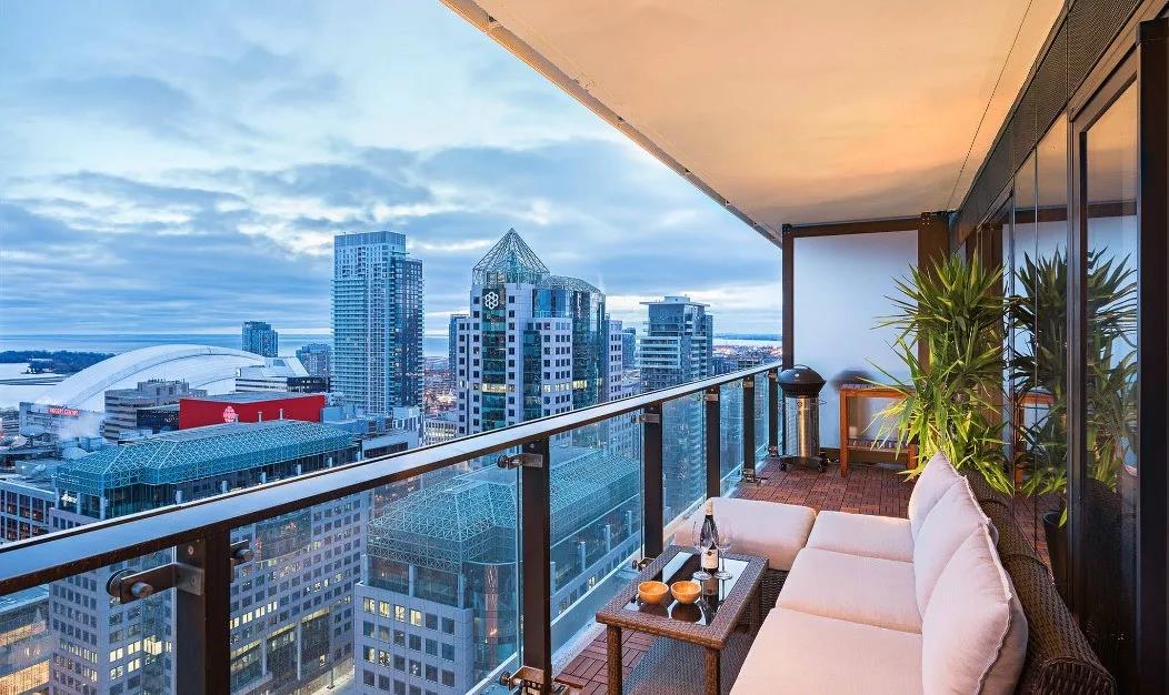 阳台贴什么样的瓷砖好看,没想到瓷砖上面铺地板也这么好看