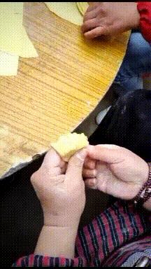 搞笑GIF开心一刻:姑娘你晚上睡觉,你要小心你家这只猫