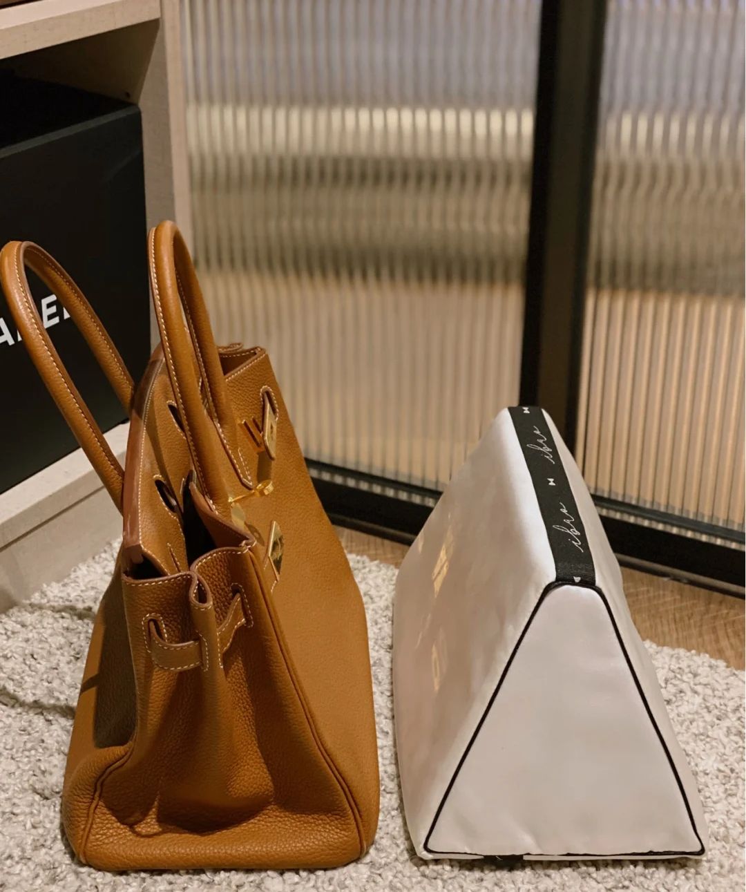 包包油边有压痕怎么办,包包发霉点了怎么回事