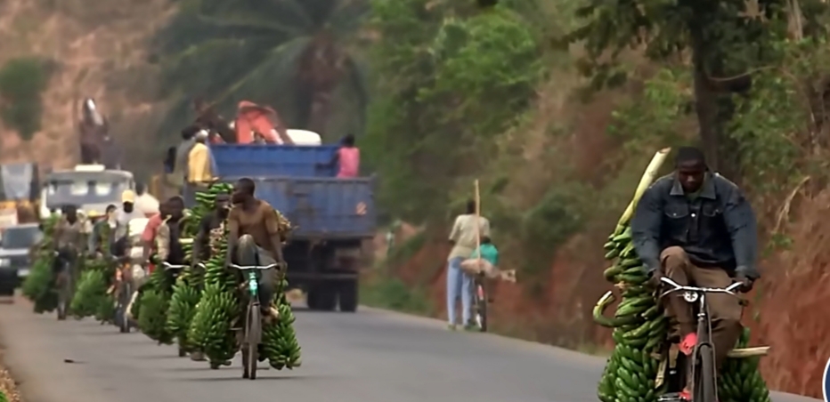 喀麦隆玩命出租车，一辆车坐17人，中国自行车也在非洲遍地开花