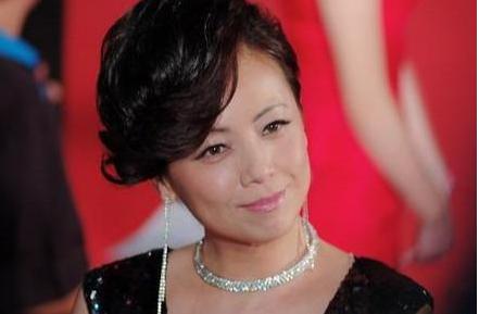 从刘德华接班人沦落到卖保险，58岁的江华如今怎样了