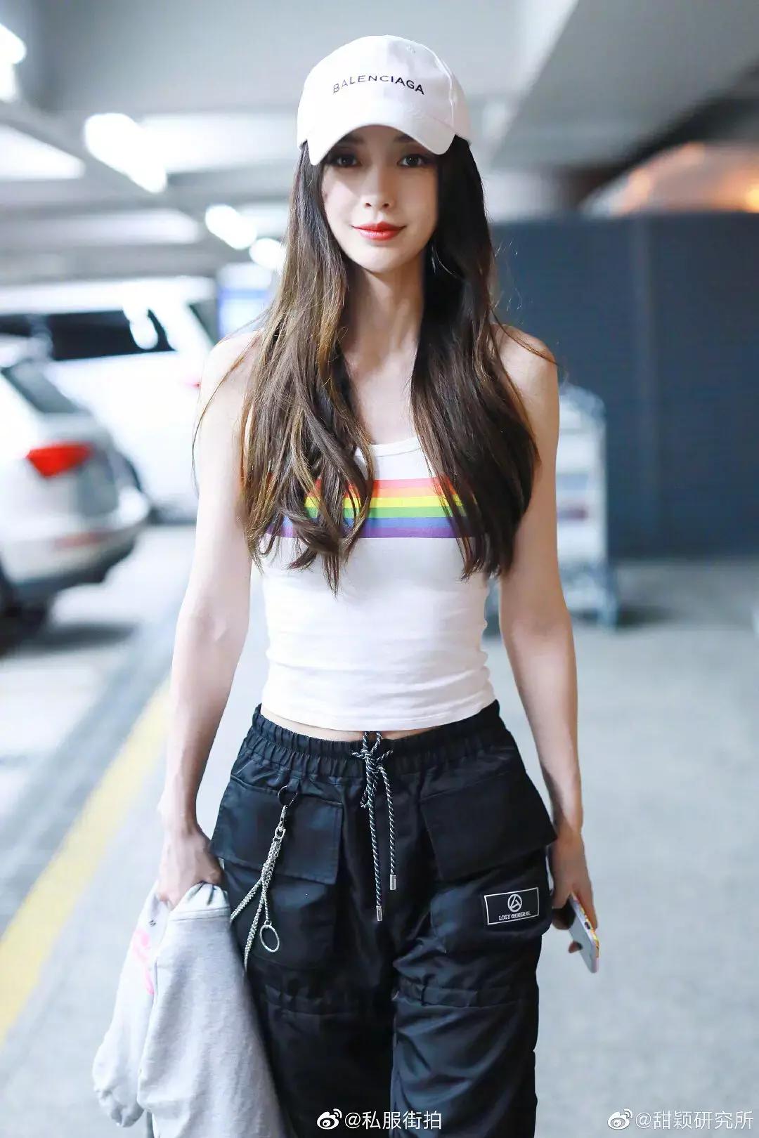 最新机场生图，章若楠素颜真的很真实，ab下身穿搭是学杨幂的吗？