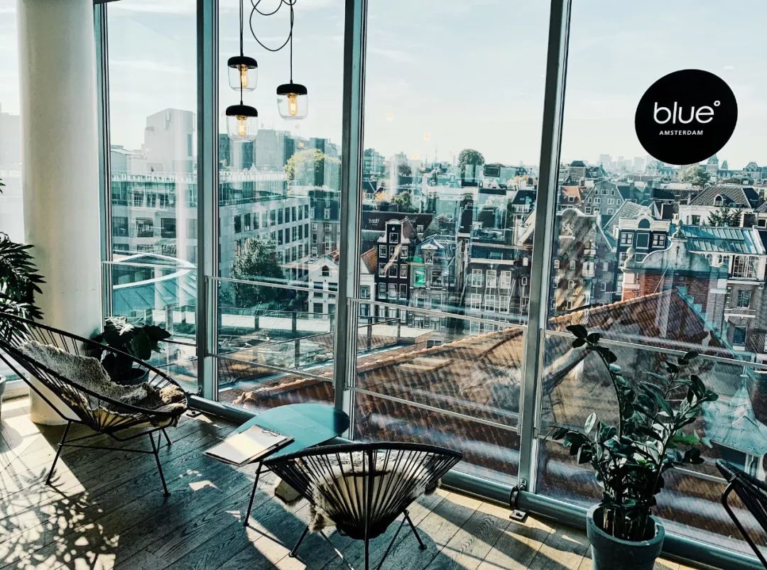 360度全玻璃空中咖啡厅!俯瞰阿姆拍美照