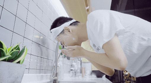 从鼻子里挤出来的白色物体是什么,鼻子上挤出来的白色分泌物是什么