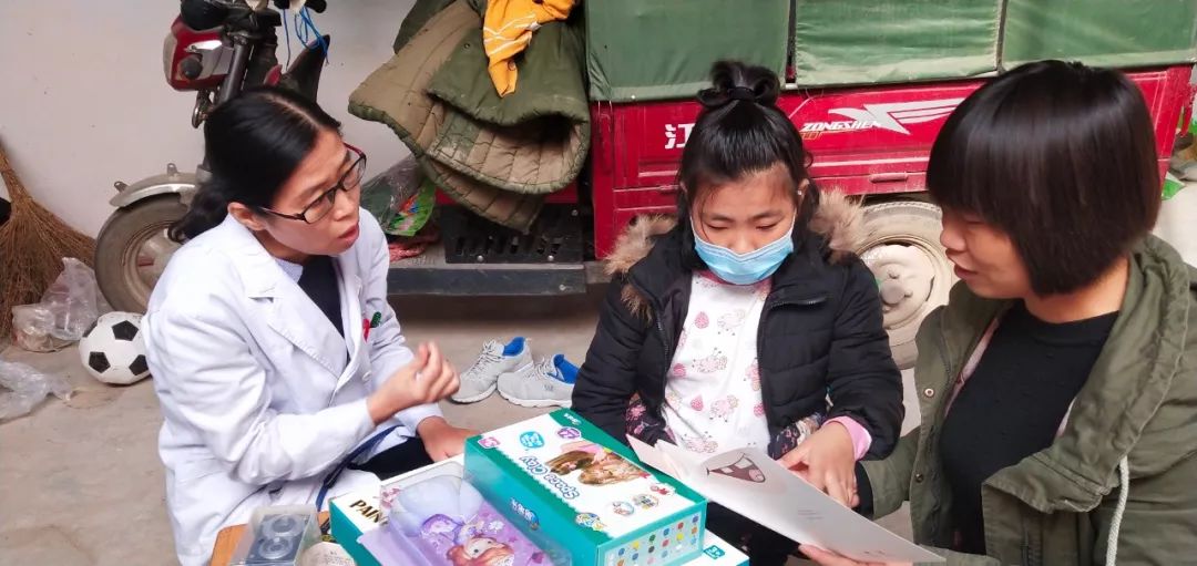 中国红基会与香港“黄福荣传爱基金”探访河南再障患儿