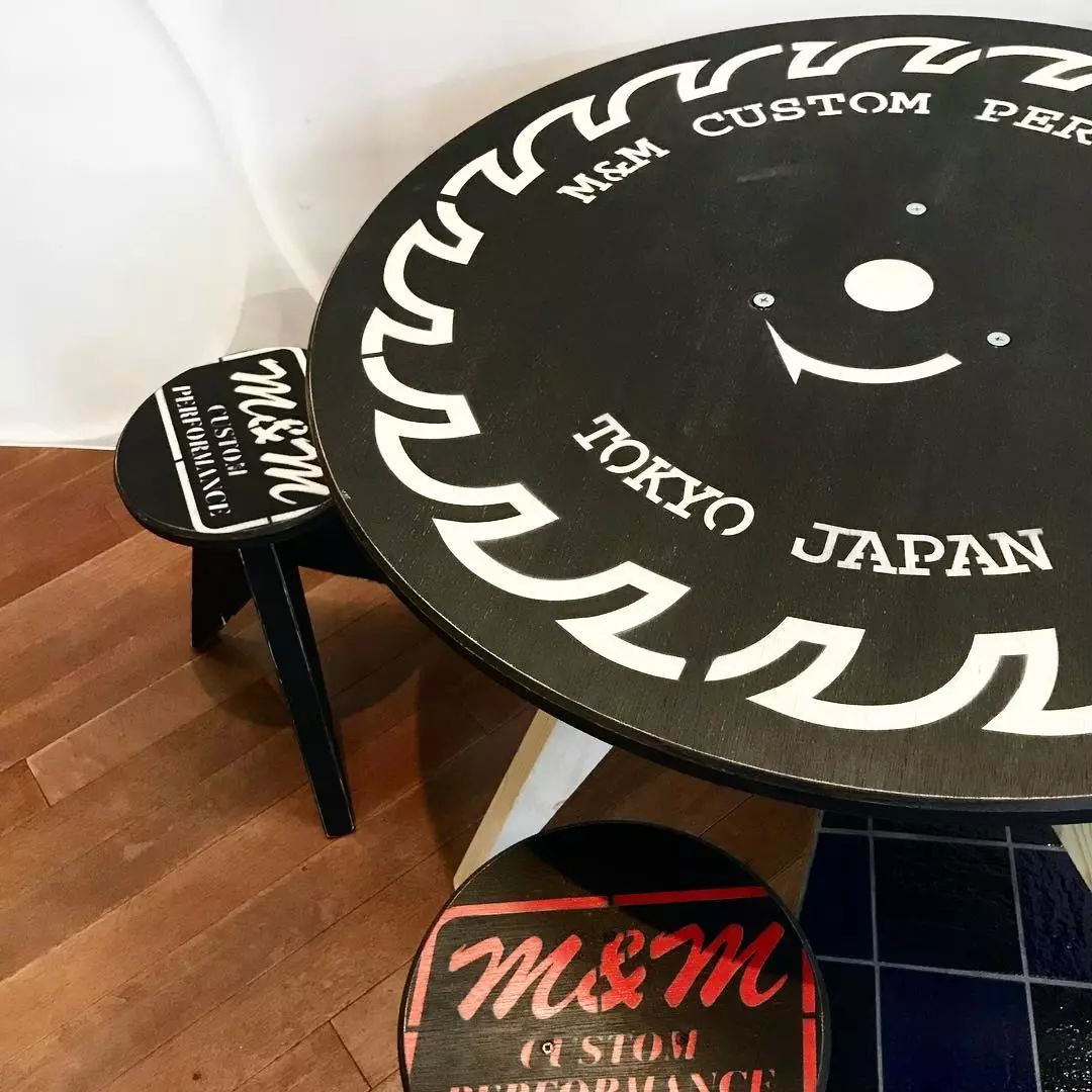 冠希搬出一张小木椅，向我们揭示了木工出征潮流界的版图