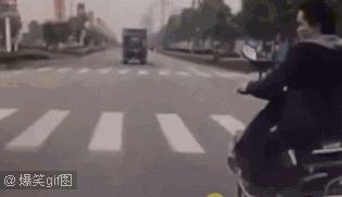 电动车闯红灯为啥是主责不是全责,电动车闯红灯全责的医疗费怎么办