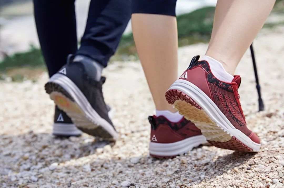 看看你的鞋底,鞋底磨损不一致是身体有问题对吗