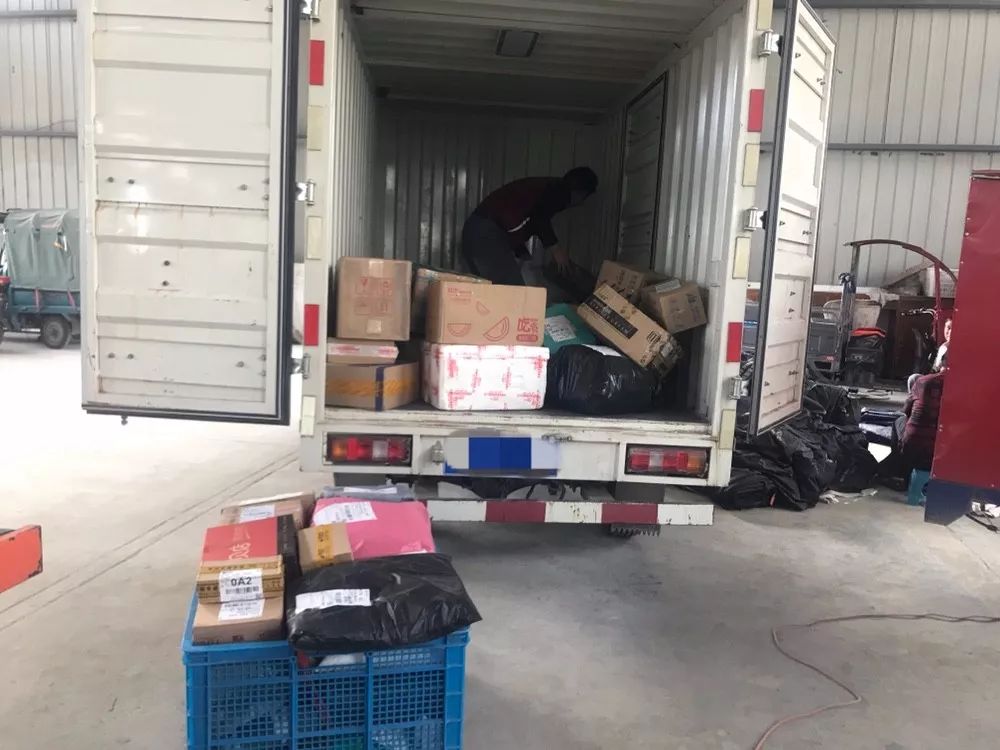 小店老板换了三台车,还买了套新房,农村网购带火这门新生意