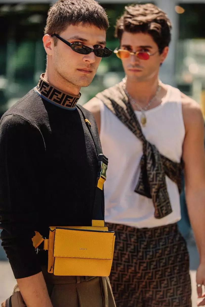 都公元8102年了，还觉得男孩拎包很娘？