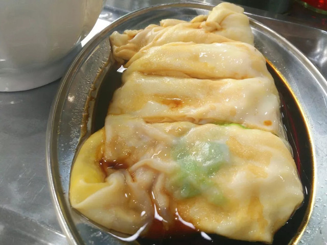 住在西村的人，根本不用煮饭……