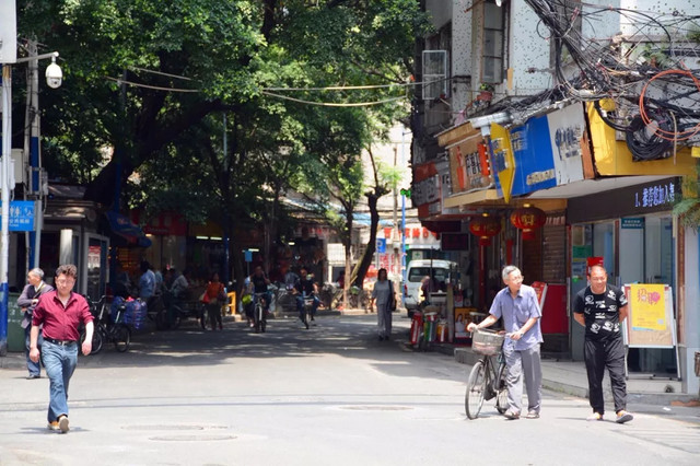 住在西村的人，根本不用煮饭……