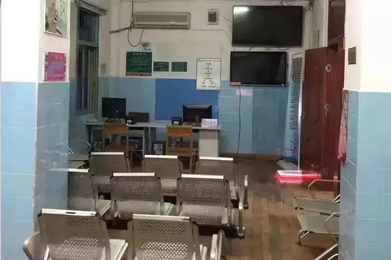 广西区妇幼被吐槽窗口低矮，孕妇要半蹲填表！院方回应：已整改