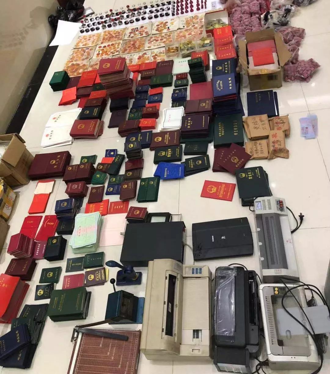 震惊!上饶捣毁一制假窝点,现场缴获假公章76枚、假章子皮2608个……