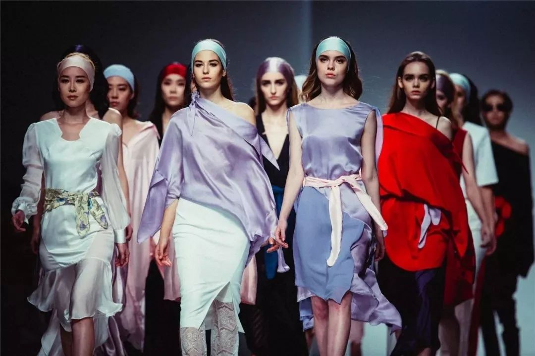 戳进来｜除了黄鹤楼和鸭脖子，这座城市竟然还有时装周这个大IP？