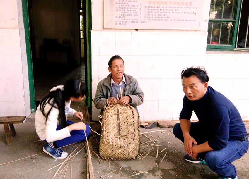 白塔初中生敬老院公益活动,学校走进敬老院重阳节献爱心活动