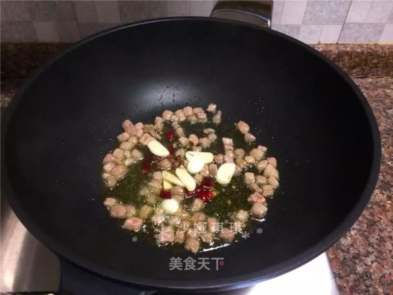 泡豇豆炒牛肉怎么做才好吃视频,泡豇豆炒牛肉粒