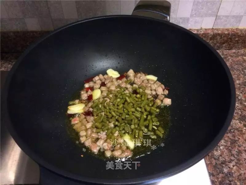 泡豇豆炒牛肉怎么做才好吃视频,泡豇豆炒牛肉粒