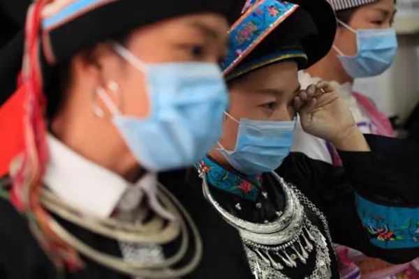 27岁战士扫雷时遇爆炸失去双手双眼，一句话让人泪崩