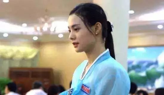 假小子变装惊艳全场的样子,肿眼泡假小子