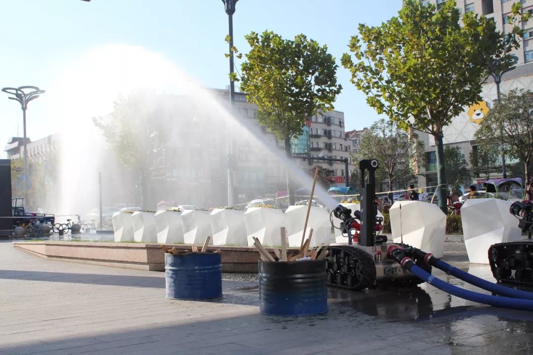 燃！国购广场前上演了一场特殊“比赛”，引大批路人围观！