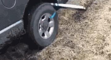 前车轮陷进泥里怎么办,车轮陷进泥坑怎么办
