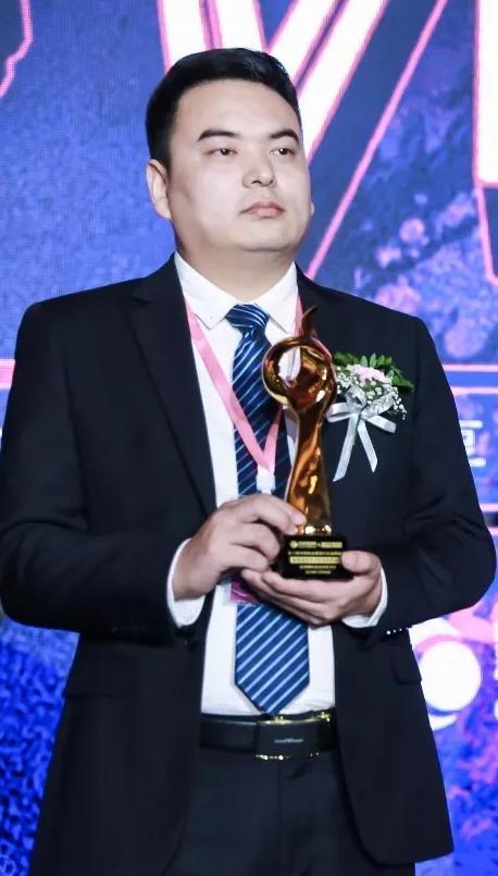 杭州腾轩保洁荣获清洁笑脸年度清洗保洁服务优质品牌奖项