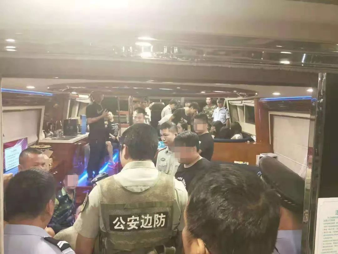 「无毒青春健康生活」几十名男女租游艇出海，没想到“翻船了”