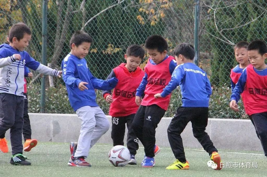 「快来围观这群超级棒的孩子」厚积薄发新力量，日照市足球学校开课啦~